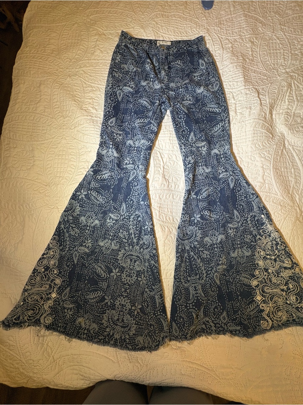 Free People Just Float On Flare Jeans 25 Paisley Embroidered Bell Bottom Boho - Picture 2 of 14